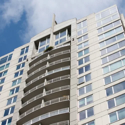 Ley Valentín impulsa revisión de normas para proteger la infancia en viviendas en altura